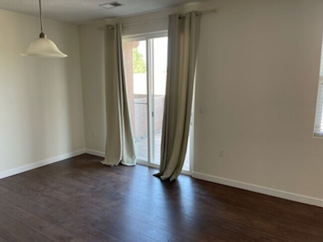 Foto del edificio - 3 bedroom 2.5 bathroom Townhome