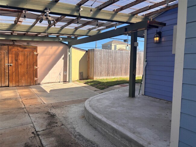 Foto del edificio - 1310 Harris Way