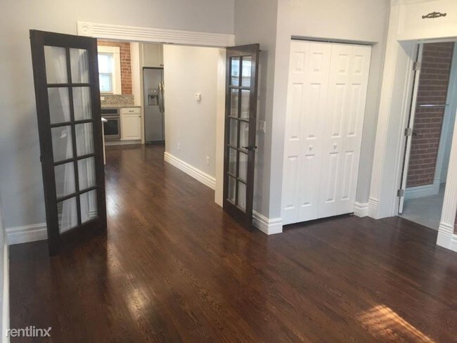 Foto del edificio - 6 br, 4 bath House - 615 W. 11TH ST.