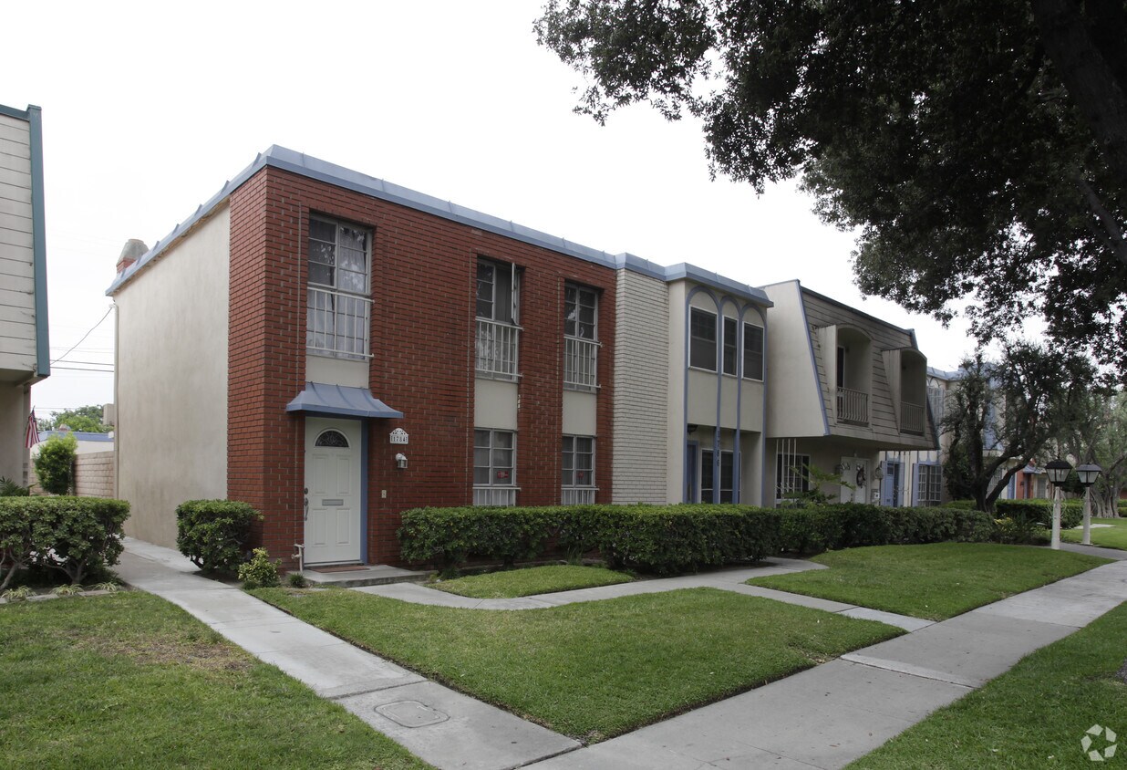 Building Photo - 1784-1794 W Greenleaf Ave