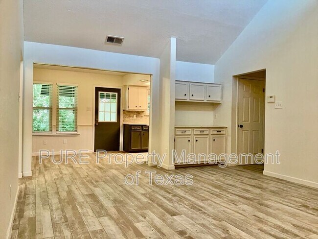 Building Photo - 407 Meadowcreek Cir