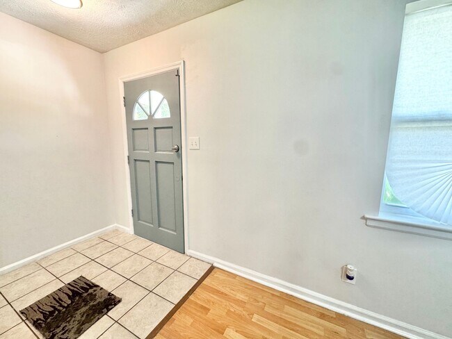 Building Photo - Home located on cul de sac