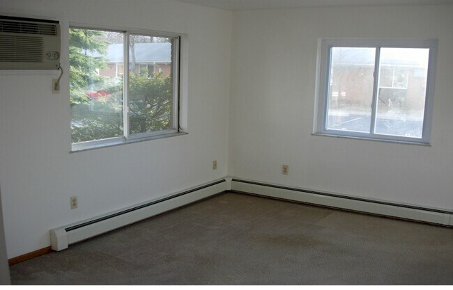 Foto del edificio - 647 Middle Ct