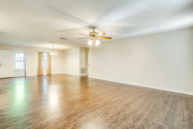 Building Photo - 1104 Sproles Dr