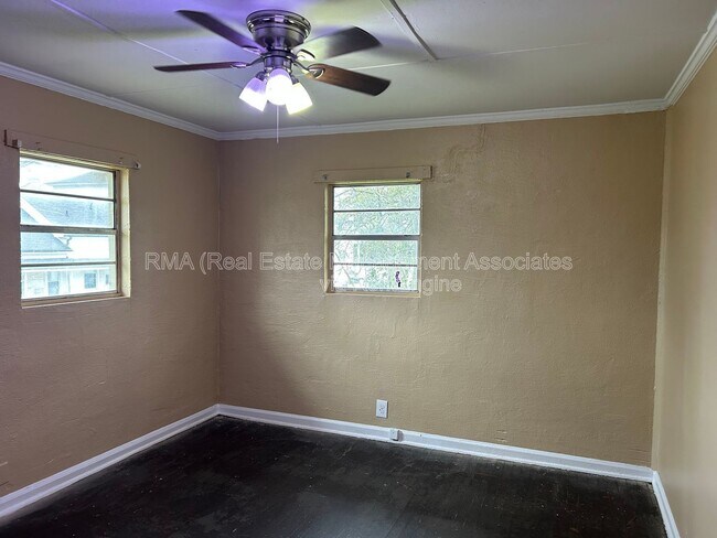 Foto del edificio - 220 E Central Ave