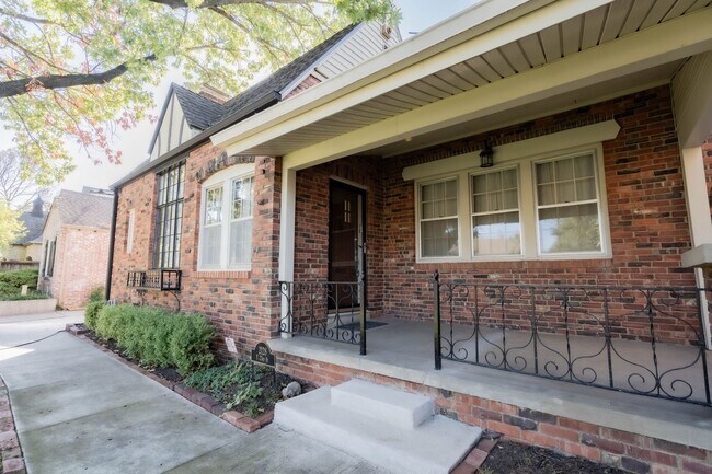Building Photo - $1000 off first months rent!  Price reduct...