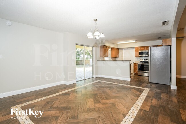 Foto del edificio - 585 Walden Ct