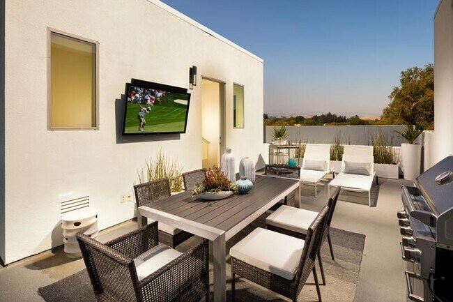 Foto del edificio - Newer Central Dublin Townhome with 2-Car Garage and Private Rooftop Deck