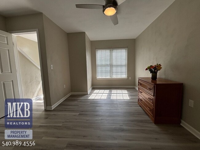 Building Photo - 160 Gretchen Court - Fantastic Townhome in...