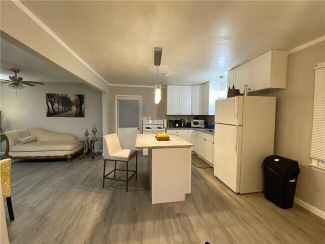 Foto del edificio - Spacious 3 Bedroom Ranch Home, Completely ...