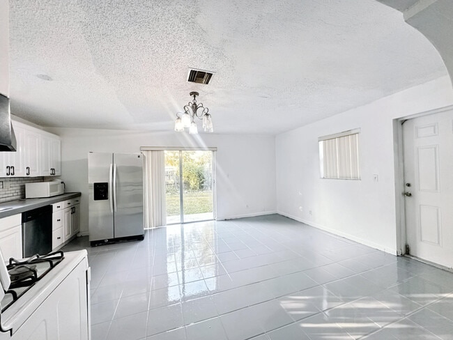 Building Photo - 207 Huron Pl