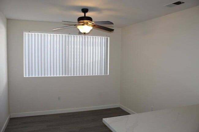 Foto del edificio - Single story 3 Br/2 Ba - Vine Street