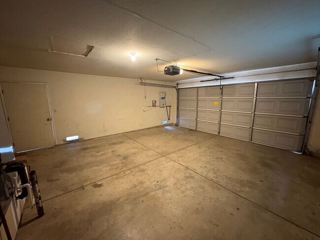 Foto del edificio - Charming home with Pool in Tulare Rent Ready!