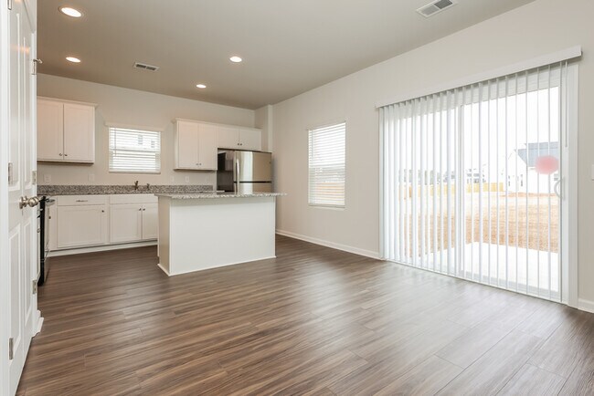 Building Photo - Gorgeous 3 Bedroom in Mackey Farms