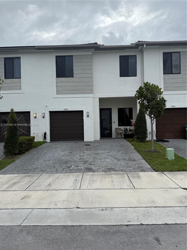 Foto principal - 2430 SW 145th Pl