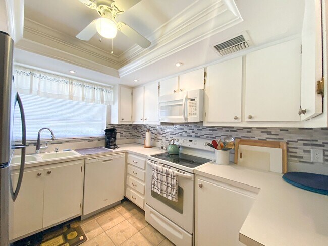 Building Photo - ***OFF SEASON LEASE ONLY***NORTH NAPLES***...