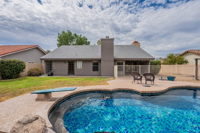 Building Photo - 3 Bed 2 Bath Home with Diving Pool