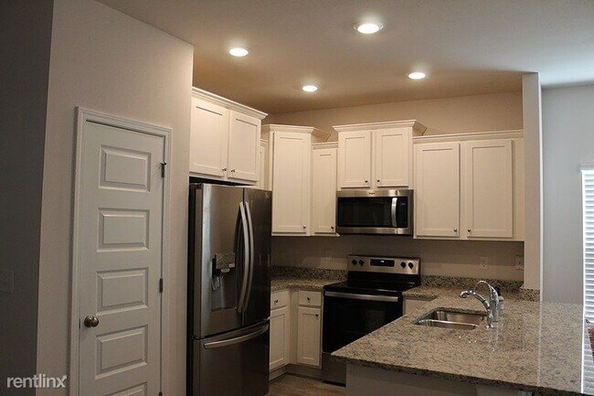 Building Photo - 3 br, 2.5 bath Townhome - 1645 Lynn Haven ...