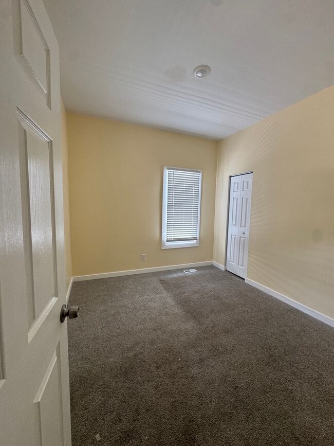 Building Photo - 4 bedroom newly renovated home, Near Downt...