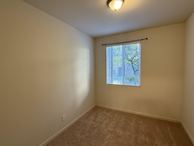 Building Photo - 1055 Chamomile Walkway