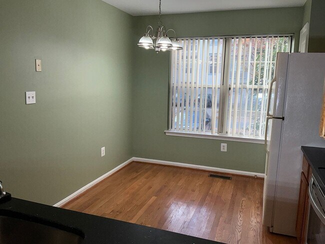 Foto del edificio - Beautiful 3BR 3.5BA 3 level townhome locat...