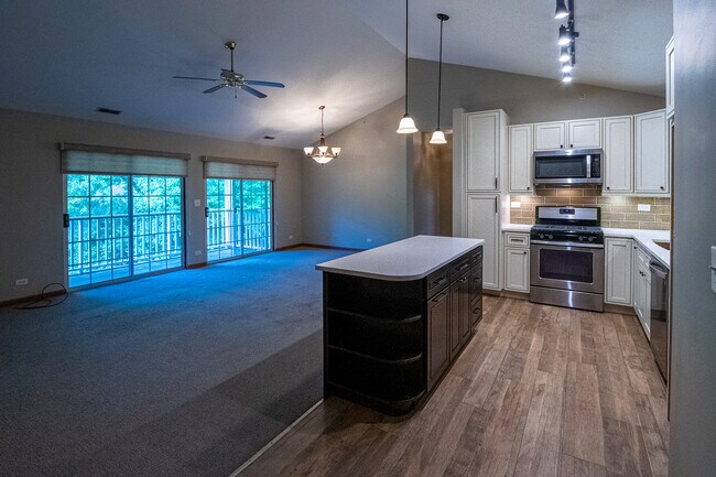 Building Photo - 5S530 Paxton Dr