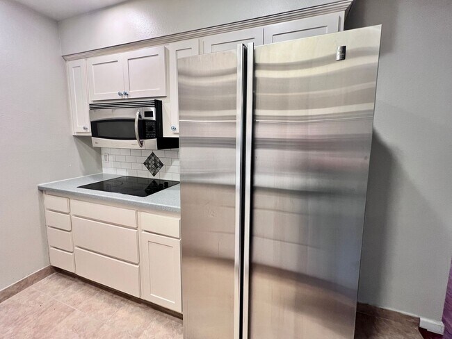 Foto del edificio - $1,995 Blackstone & Sierra 2 Bedroom Condo...