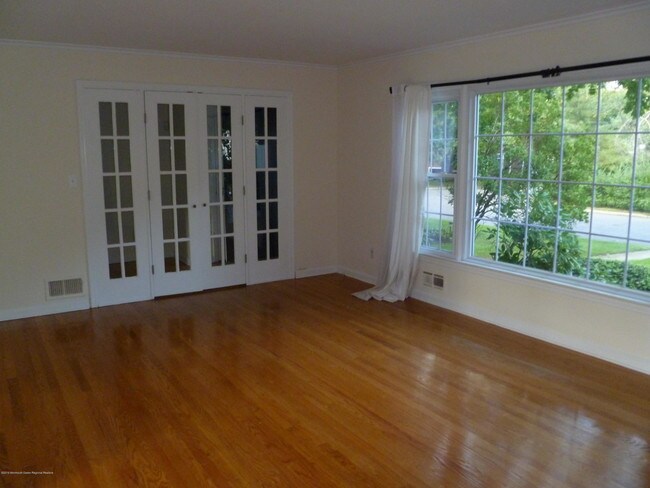 Foto del edificio - 11 Elmwood Ln
