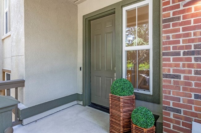 Building Photo - Available now, Townhouse in MV! $5,500