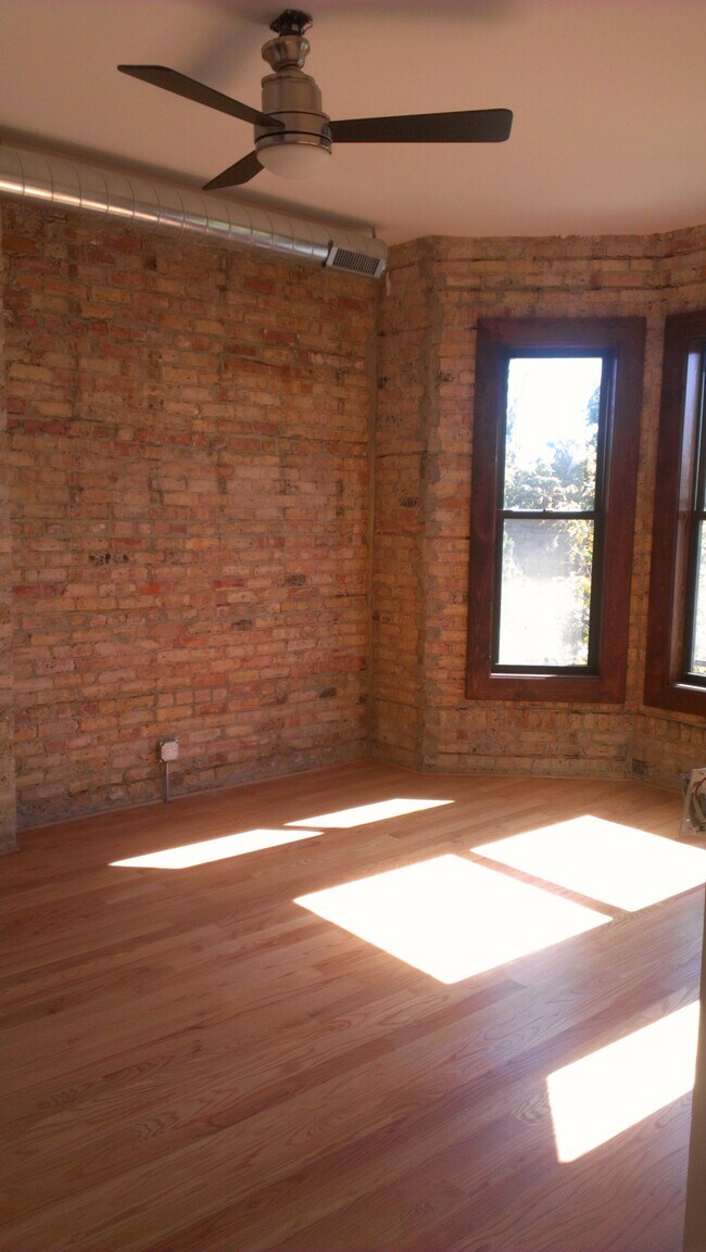 Building Photo - 1758 W Montrose Ave
