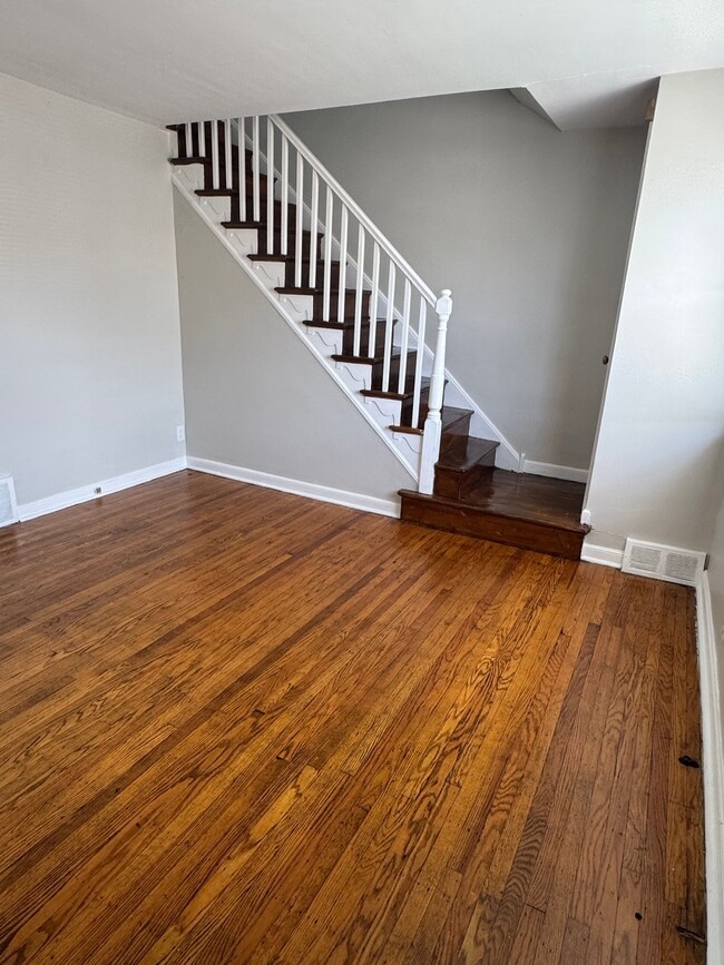 Building Photo - 4643 Weymouth St