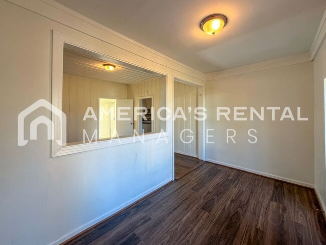 Building Photo - Charming & Spacious Graysville Home for Rent!