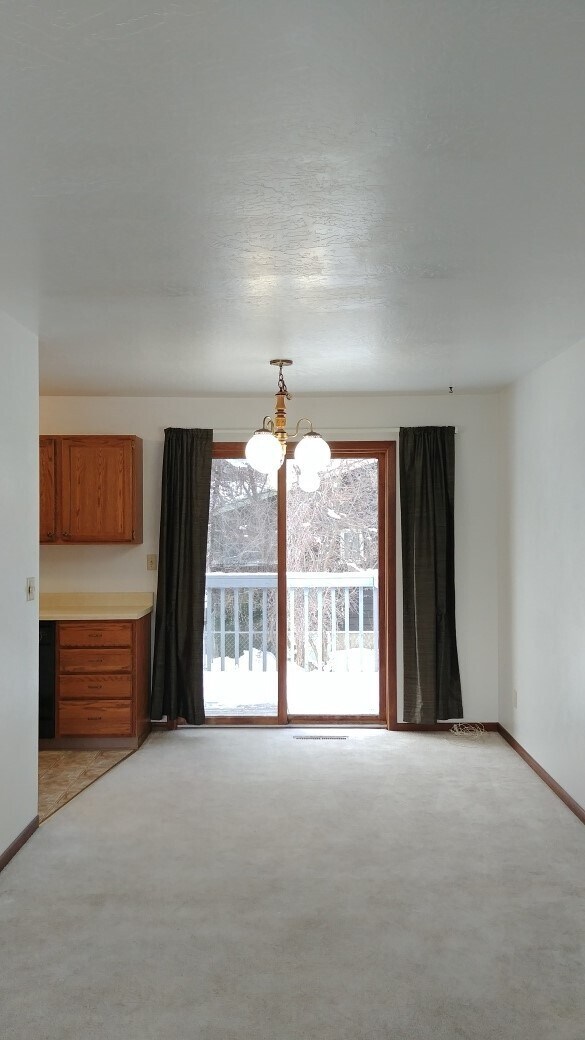 Foto del edificio - Home in Lolo with Fenced Yard and Pets Considered