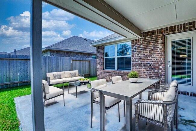 Foto del edificio - 329 Bryan Wy