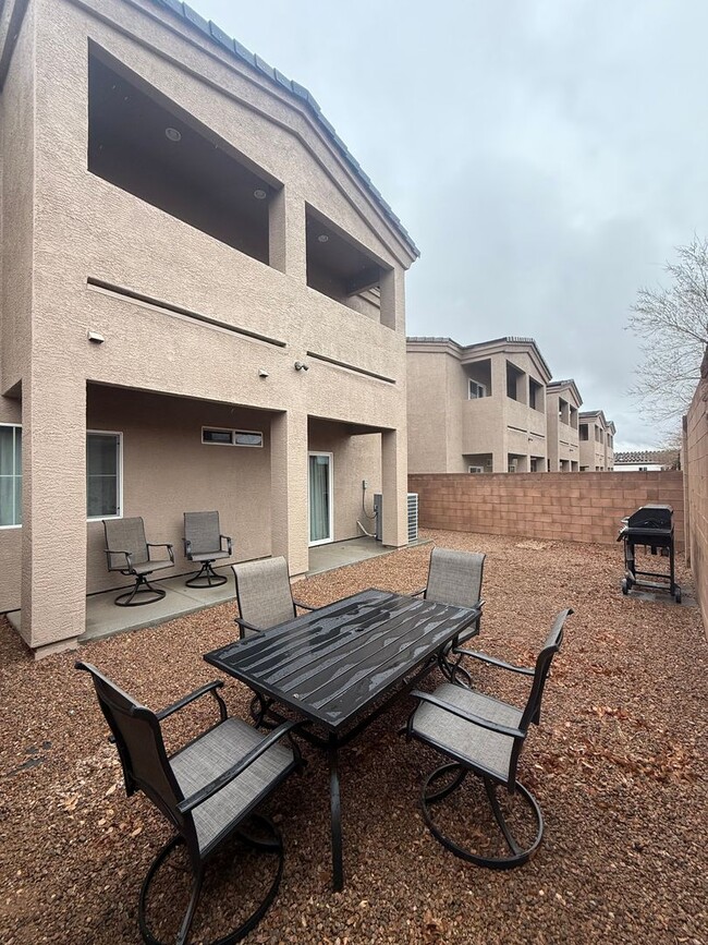 Building Photo - Fully Furnished 4 Bedroom 3 Bathroom Home