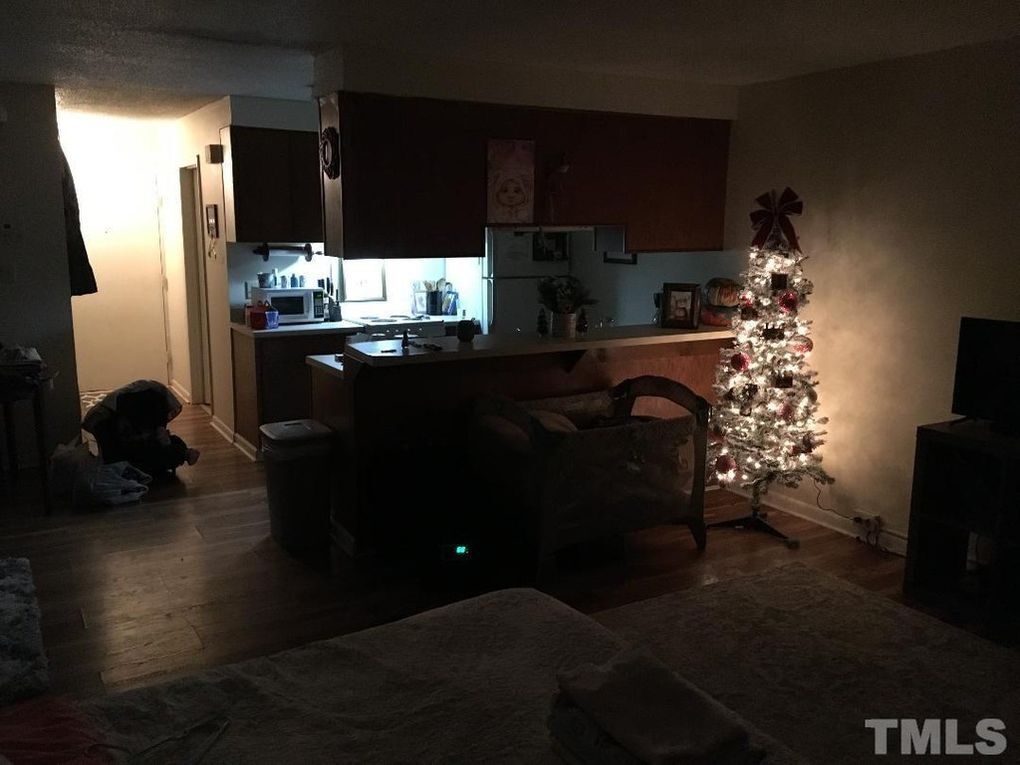 Looking to Kitchen/ Entrance - 3009 Huntleigh Dr