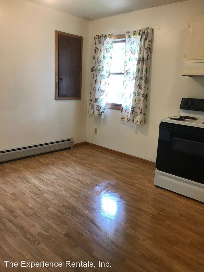 Building Photo - 2 br, 1 bath Apartment - 305 E. 1st Street
