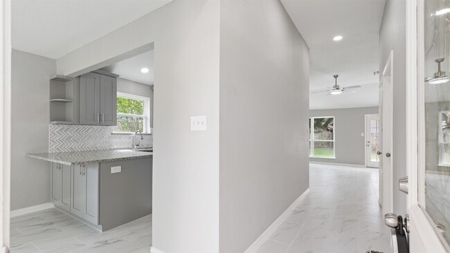 Building Photo - 4007 Green Crest Dr