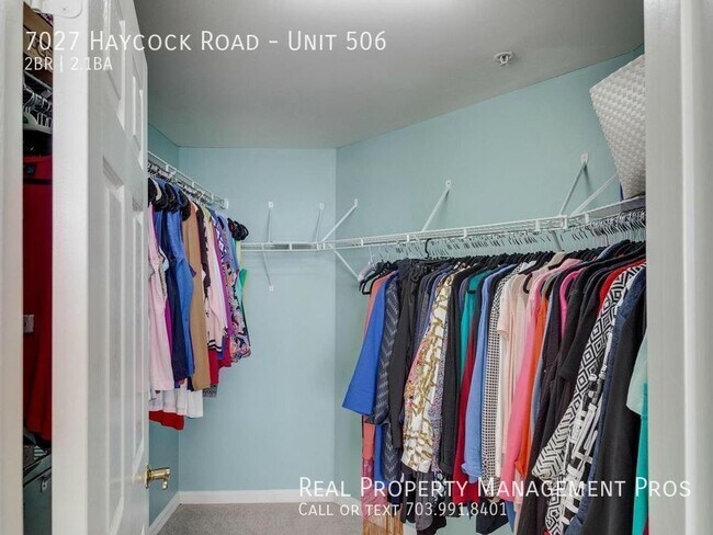 Building Photo - Stunning Townhouse Across from Metro!