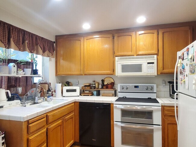 Foto del edificio - Cute Home in Great Location, A/C, W/D, Wood Floors, Remodeled Bathrooms, 2C Garage, Beautiful Yards!