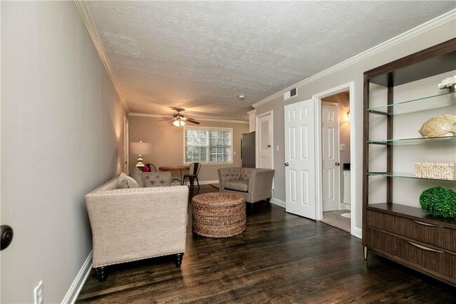 Building Photo - 21 Delmont Dr NE