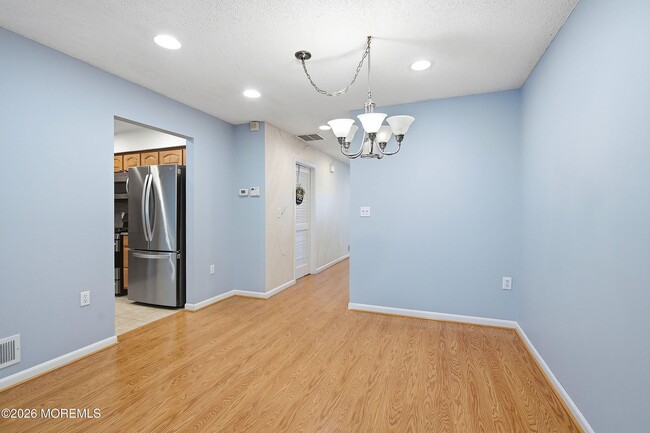 Building Photo - 702 Carnation Dr