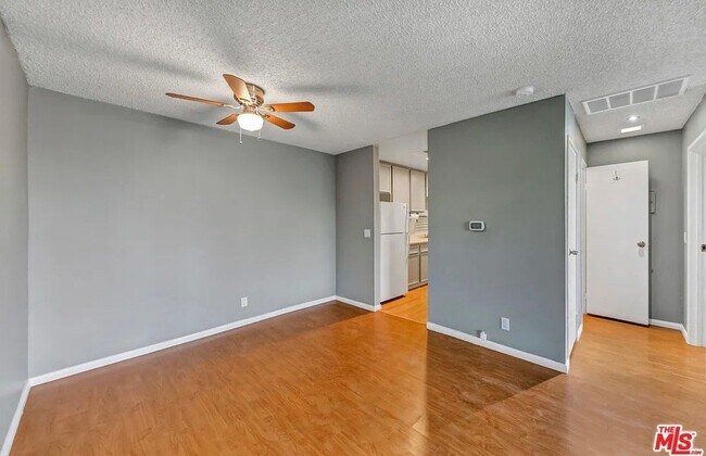 Building Photo - 550 N Villa Ct