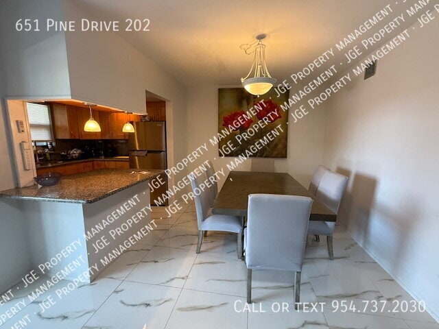 Foto del edificio - 651 Pine Dr