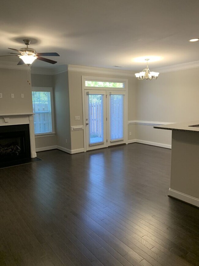 Foto del edificio - Walkertown- 3 bedroom, 2.5  bath town home