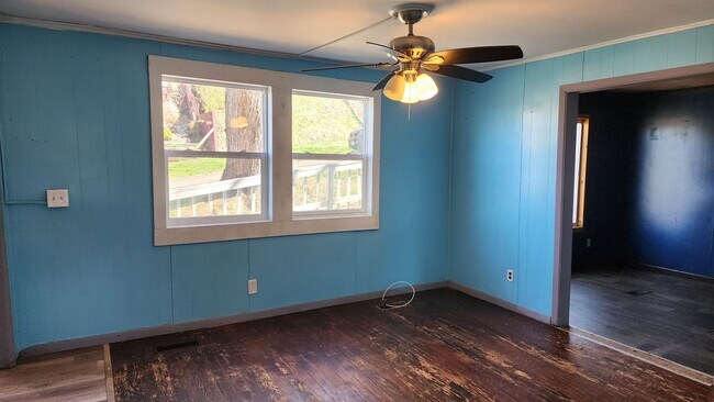 Foto del edificio - Three bedroom rental home with one full ba...