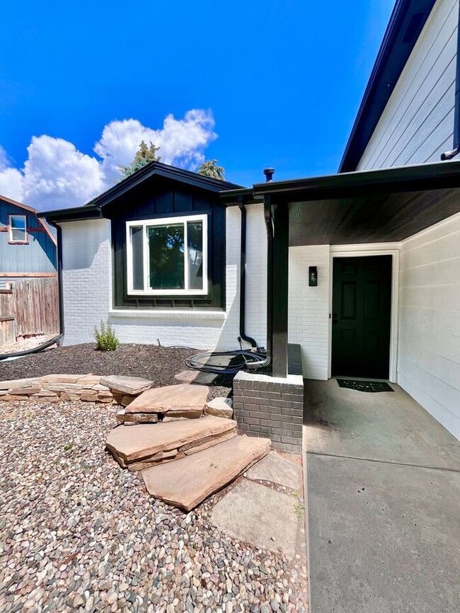 Building Photo - Beautifully Updated Modern Farmhouse 3 bed...