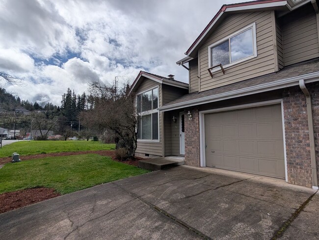 Building Photo - Great 2 bed/1.5 bath duplex in Thurston