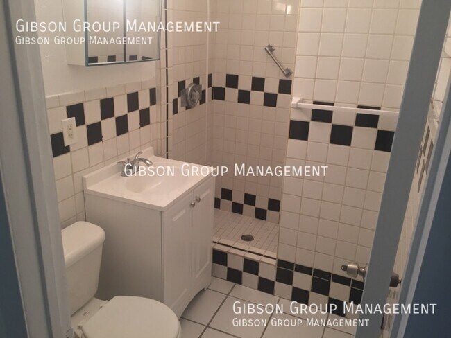 Building Photo - 2/1 Centrally located in Fort Lauderdale n...