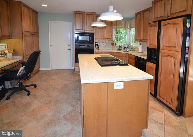 Building Photo - 1689 Camden Ct S
